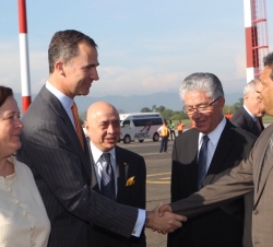 Su Alteza Real el Príncipe de Asturias a su llegada al Aeropuerto Internacional Juan Santamaría, de San José de Costa Rica, recibe el saludo del vicem